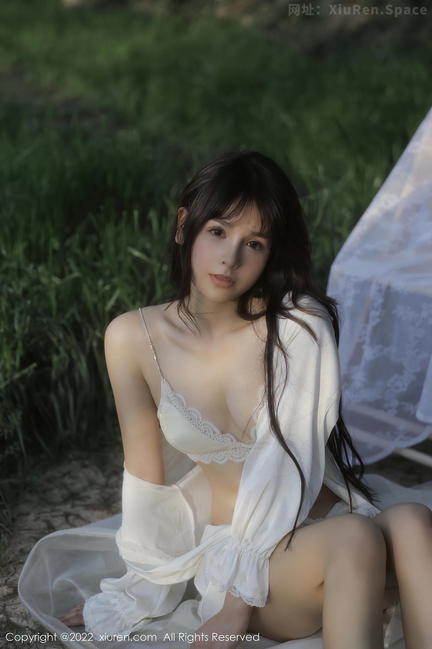 图片[2]-[XiuRen秀人网]VOL.5098 模特许嘉欣脱白色轻透长衫露白色蕾丝内衣秀曼妙身材诱惑写真66P-秀人网官方网站